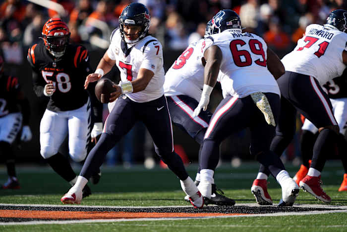 Houston Texans quarterback C.J. Stroud (7) fakes a handoff in the second quarter of a Week 10 NFL football game between the Houston Texans and the Cincinnati Bengals, Sunday, Nov. 12, 2023
